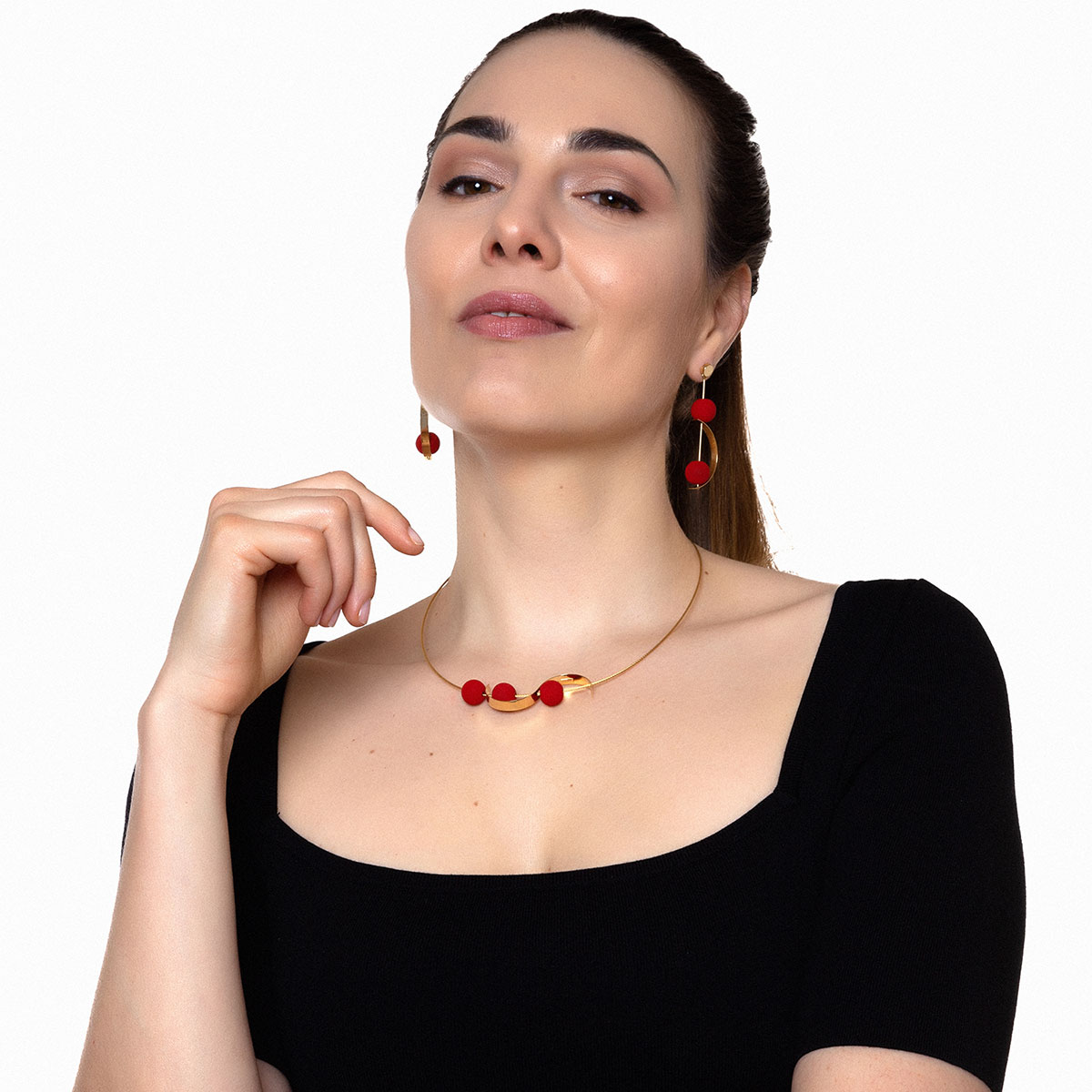 Handmade Sia necklace in 9k or 18k gold and red lava designed by Belen Bajo m1