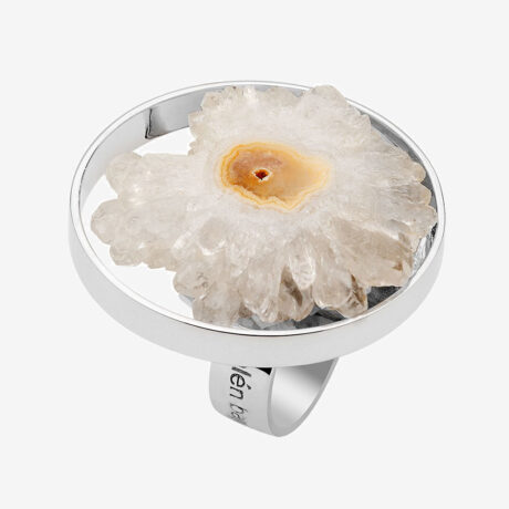 anillo artesanal Uxia de plata de ley y cuarzo solar diseñado por Belen Bajo