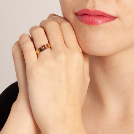 Amu handmade ring in 9k or 18k gold and rhodolite garnet designed by Belen Bajo m2