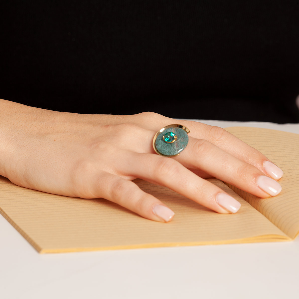 anillo artesanal Cei de oro de 9k o 18k, ágata musgosa y peridoto en mano diseñado por Belen Bajo
