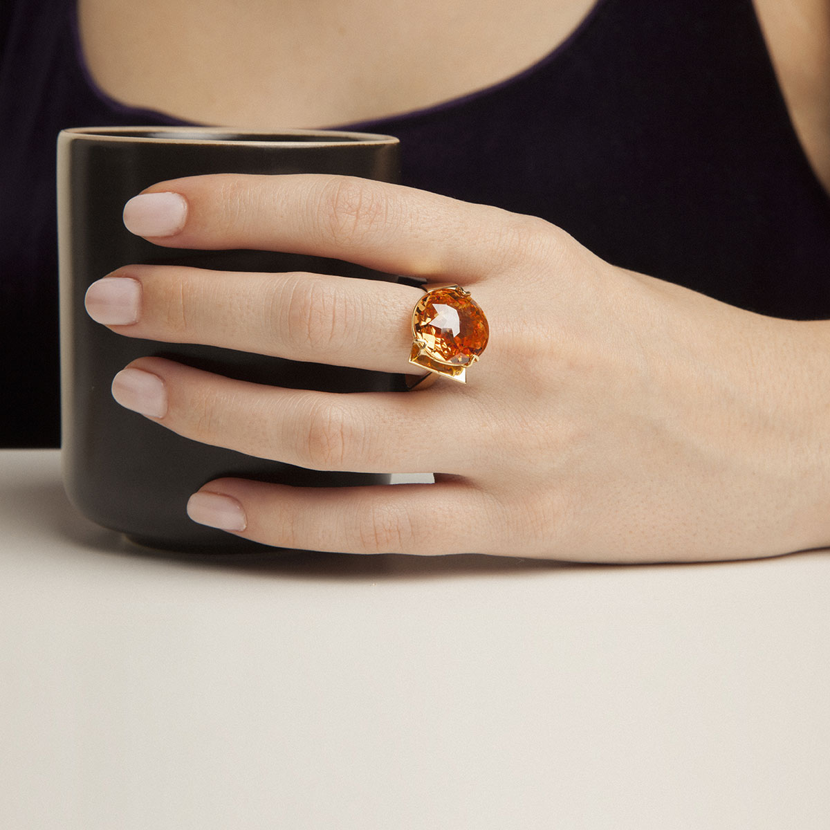 anillo artesanal Ros de oro de 9k o 18k y cuarzo hidrotermal miel diseñado por Belen Bajo m1