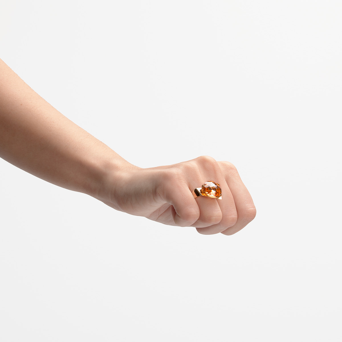 anillo artesanal Ros de oro de 9k o 18k y cuarzo hidrotermal miel en mano diseñado por Belen Bajo