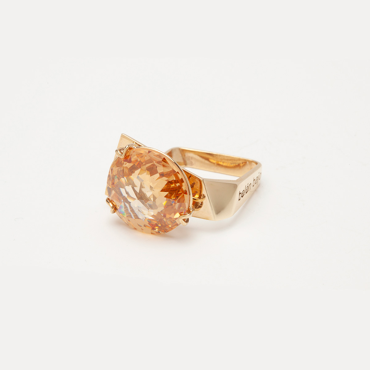 anillo artesanal Ros de oro de 9k o 18k y cuarzo hidrotermal miel 1 diseñado por Belen Bajo