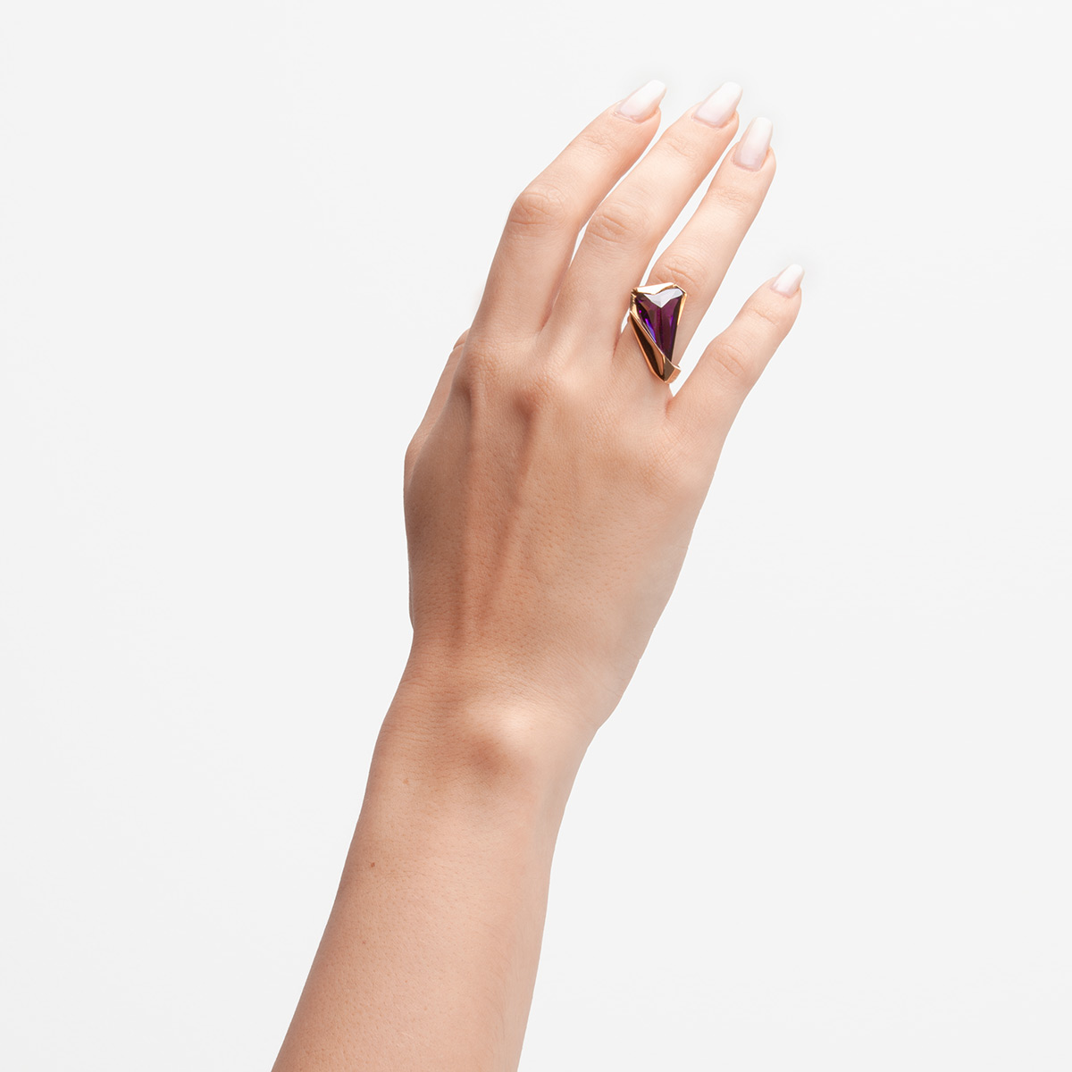 anillo artesanal Kua de oro de 9k o 18k y cuarzo hidrotermal violeta en brazo diseñado por Belen Bajo