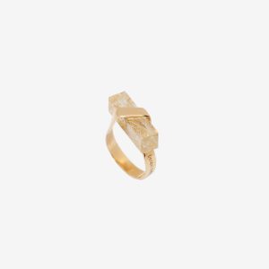 anillo artesanal Yei de oro de 9k o 18k y cuarzo rutilado diseñado por Belen Bajo