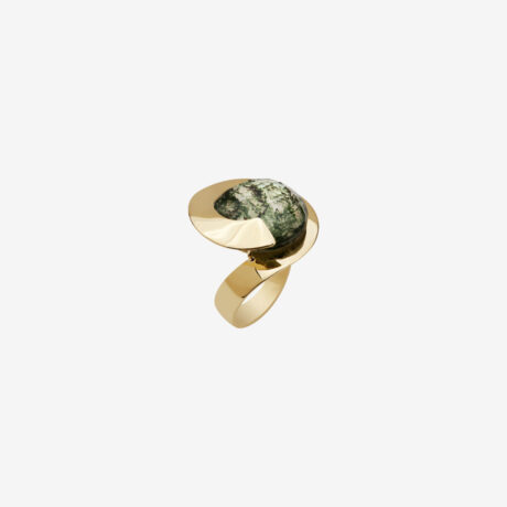 anillo artesanal Ixo de oro de 9k o 18k y doblete de ágata musgosa y nácar diseñado por Belen Bajo