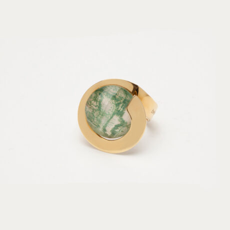 Ixo handmade ring in 9k or 18k gold and moss agate and mother-of-pearl doublet 1 designed by Belen Bajo