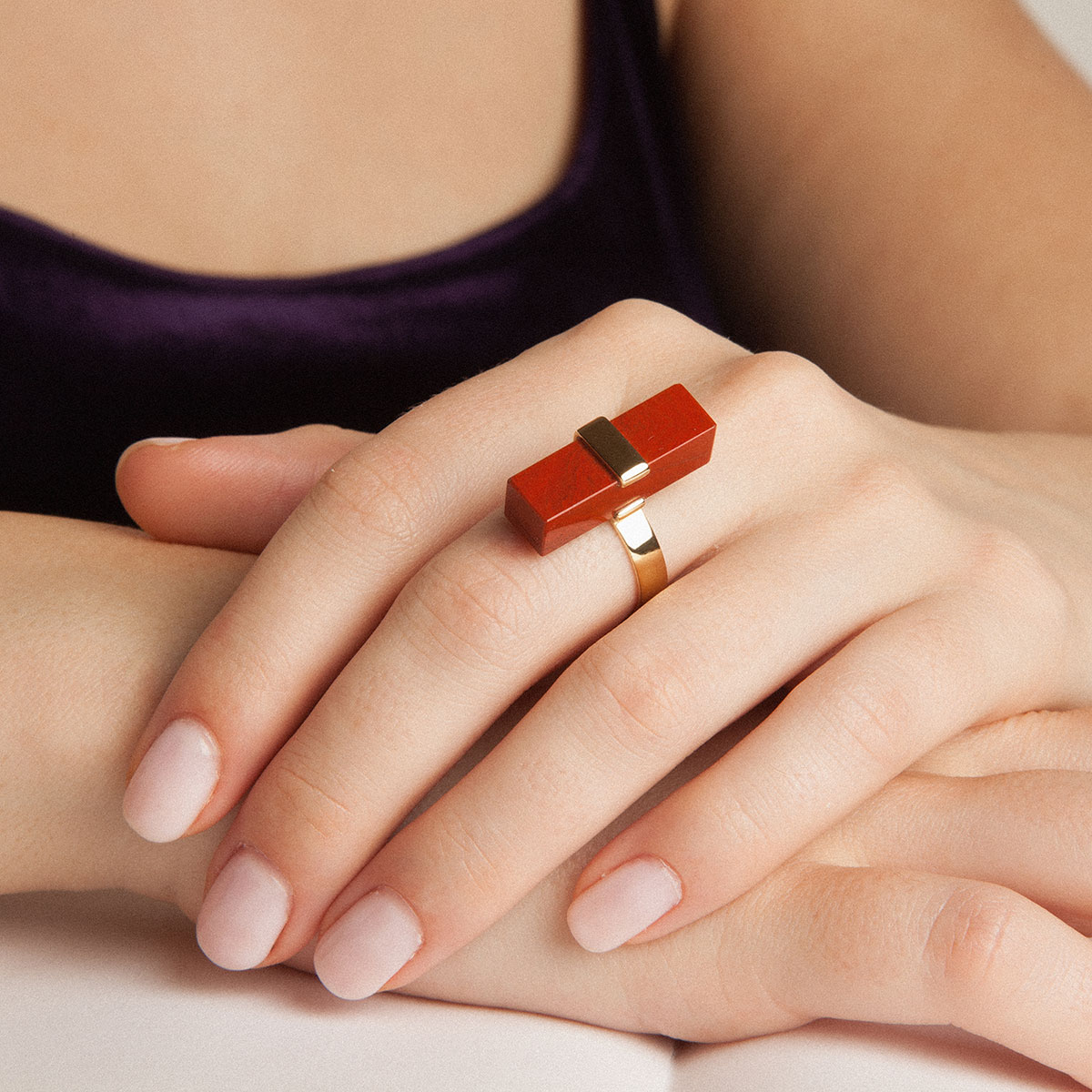 anillo artesanal Axy de oro de 9k o 18k y jaspe rojo diseñado por Belen Bajo m1