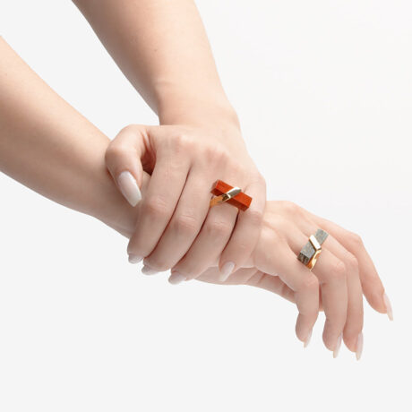 anillo artesanal Yei de oro de 9k o 18k y jaspe rojo en mano diseñado por Belen Bajo
