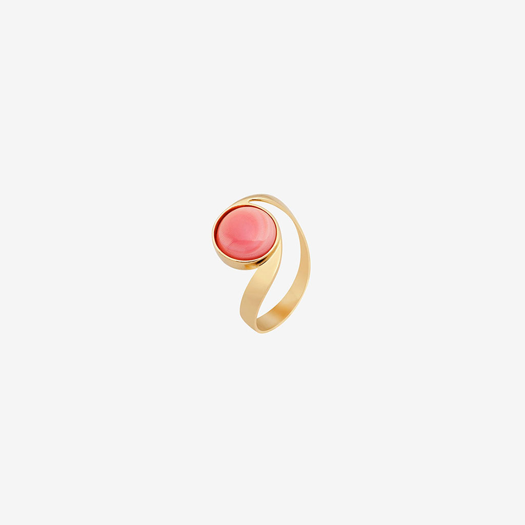 anillo artesanal Sua de oro de 9k o 18k y concha diseñado por Belen Bajo