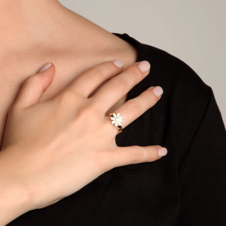 Zira handmade ring in 9k or 18k gold and mother of pearl designed by Belen Bajo m1