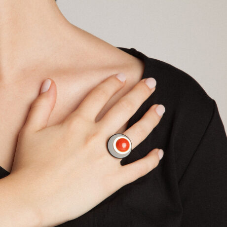 Eza handmade ring in 9k or 18k gold, coral and onyx designed by Belen Bajo m1