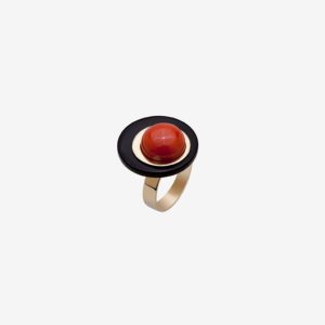 anillo artesanal Eza de oro de 9k o 18k, coral y ónix diseñado por Belen Bajo
