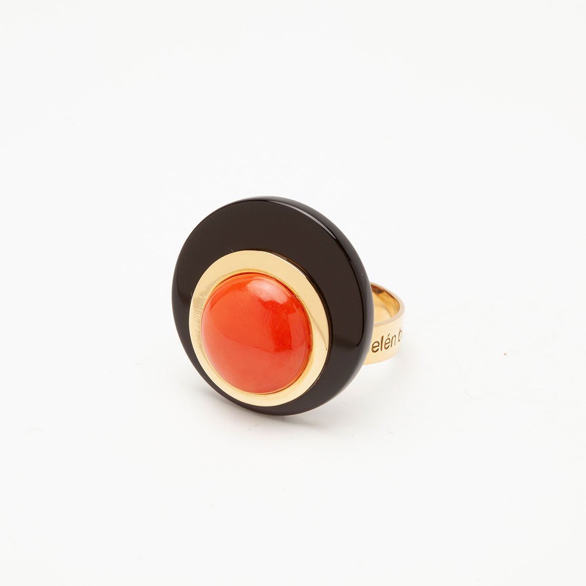 anillo artesanal Eza de oro de 9k o 18k, coral y ónix 1 diseñado por Belen Bajo