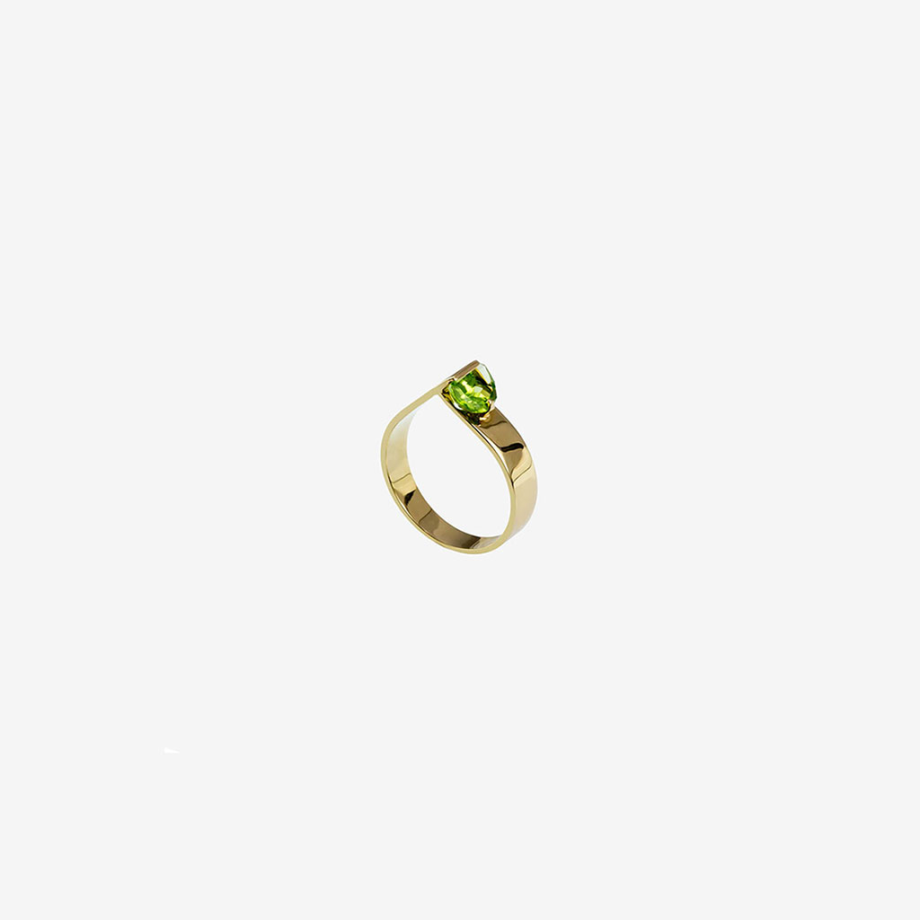 anillo artesanal May de oro de 9k o 18k y peridoto diseñado por Belen Bajo