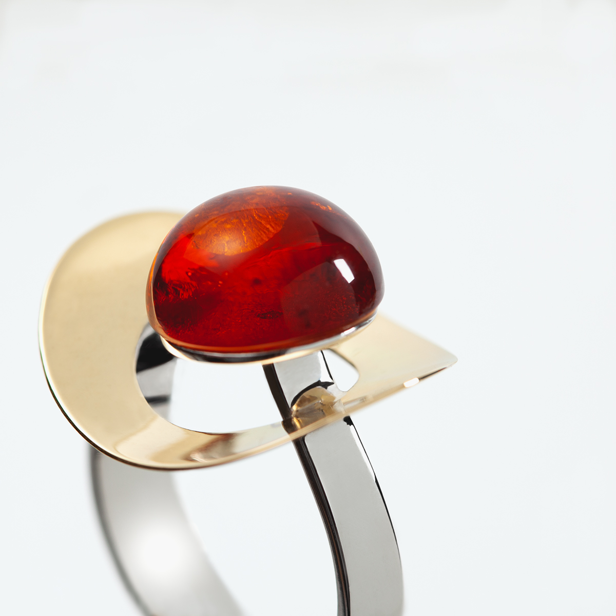 anillo artesanal Ina de oro de 9k o 18k, plata de ley y ambar diseñado por Belen Bajo 01