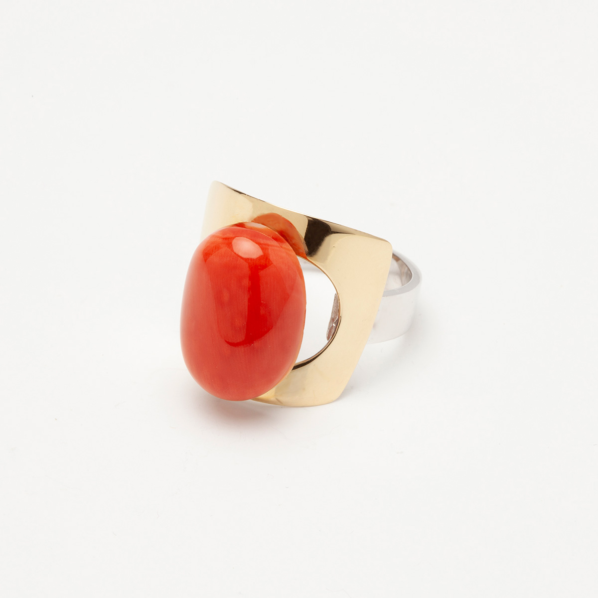 anillo artesanal Uda de oro de 9k o 18k, plata de ley y coral 1 diseñado por Belen Bajo