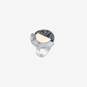 anillo artesanal Liz de oro de 9k o 18k, ónix y howlita blanca diseñado por Belen Bajo