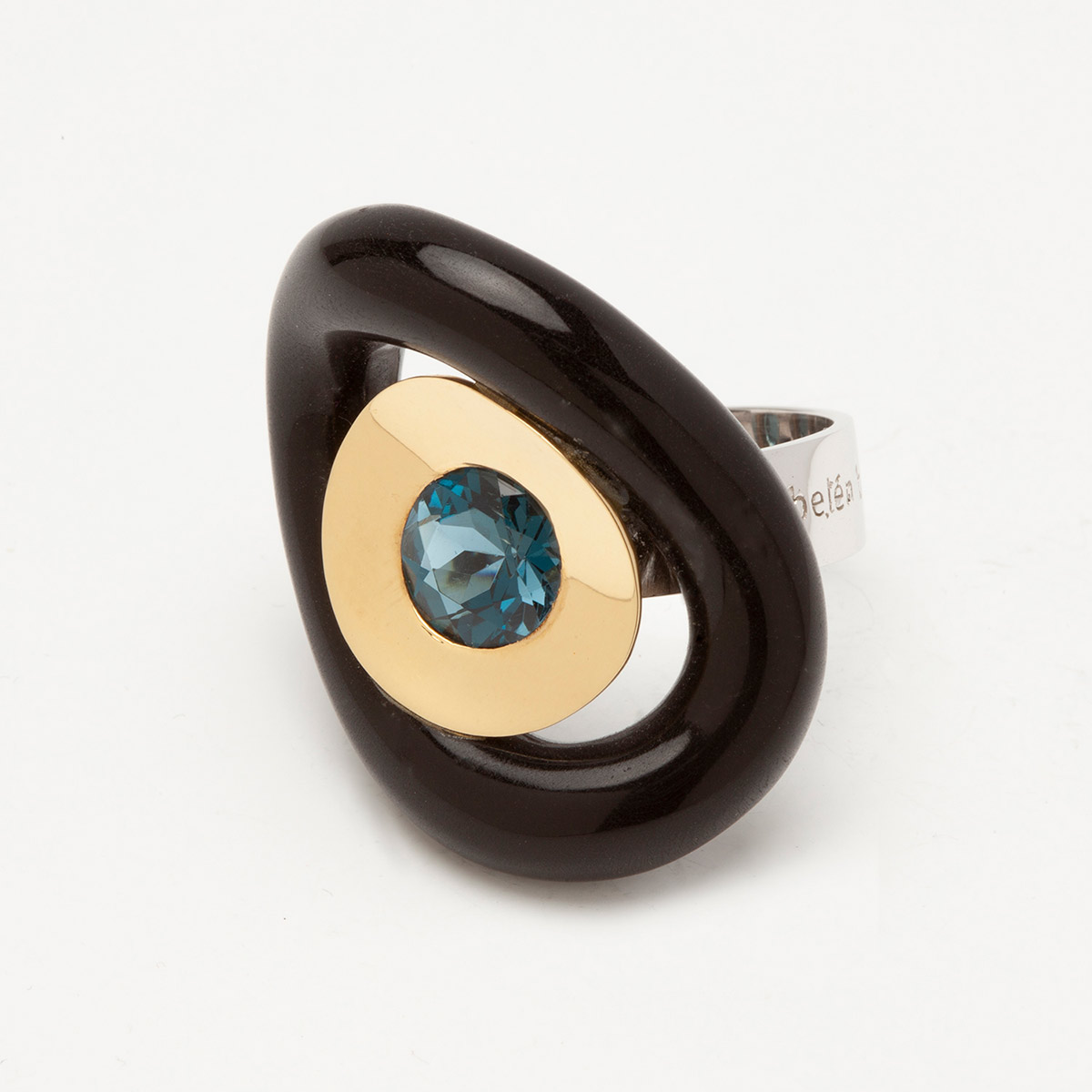 anillo artesanal Noa de oro de 9k o 18k, plata de ley, ónix y topacio London blue 1 diseñado por Belen Bajo