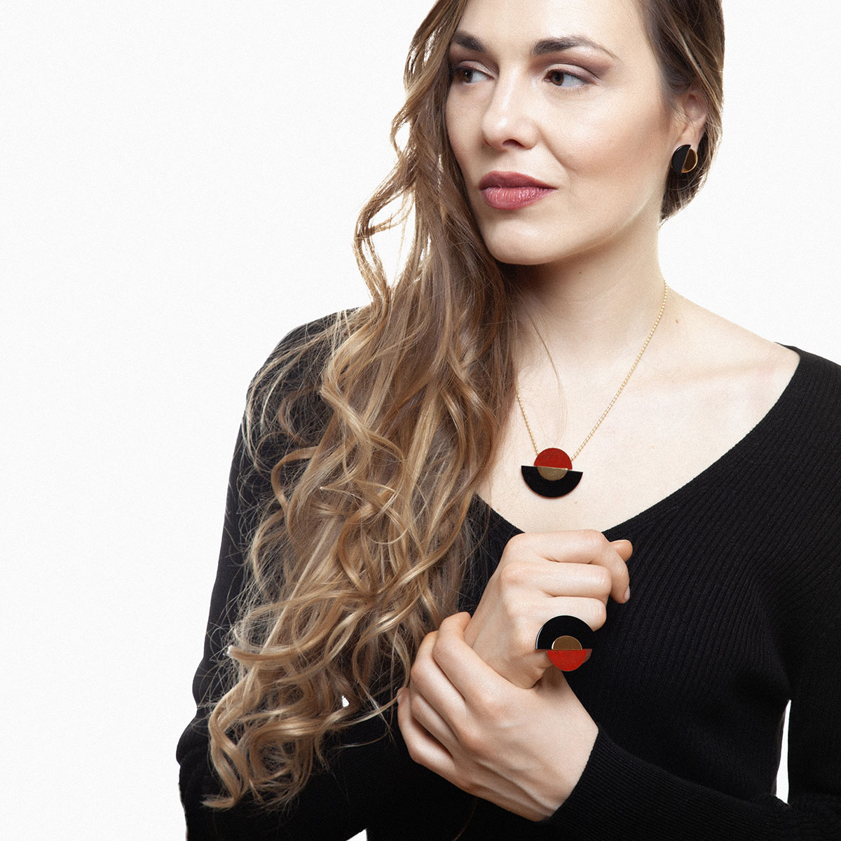 Zoe handcrafted ring in 9k or 18k gold, sterling silver, onyx and red rutilated jasper designed by Belen Bajo m2