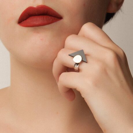 Lio handmade ring in 9k or 18k gold, sterling silver and onyx designed by Belen Bajo m1