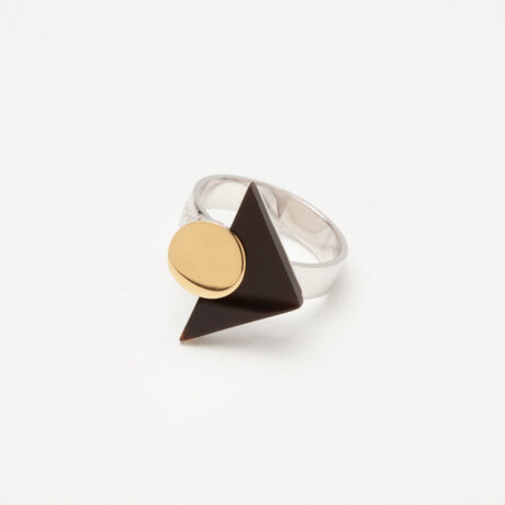 anillo artesanal Lio de oro de 9k o 18k, plata de ley y ónix 1 diseñado por Belen Bajo