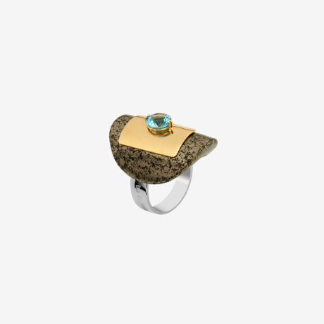 anillo artesanal Aki de oro de 9k o 18k, plata de ley, pirita dorada y topacio azul diseñado por Belen Bajo