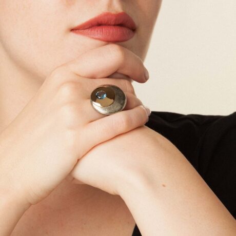 anillo artesanal Owa de oro de 9k o 18k, plata de ley, pirita dorada y topacio azul diseñado por Belen Bajo m1