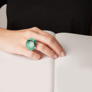 anillo artesanal Abo de plata de ley y ágata bandeada verde diseñado por Belen Bajo m1