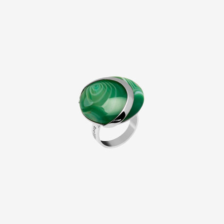 anillo artesanal Abo de plata de ley y ágata bandeada verde diseñado por Belen Bajo
