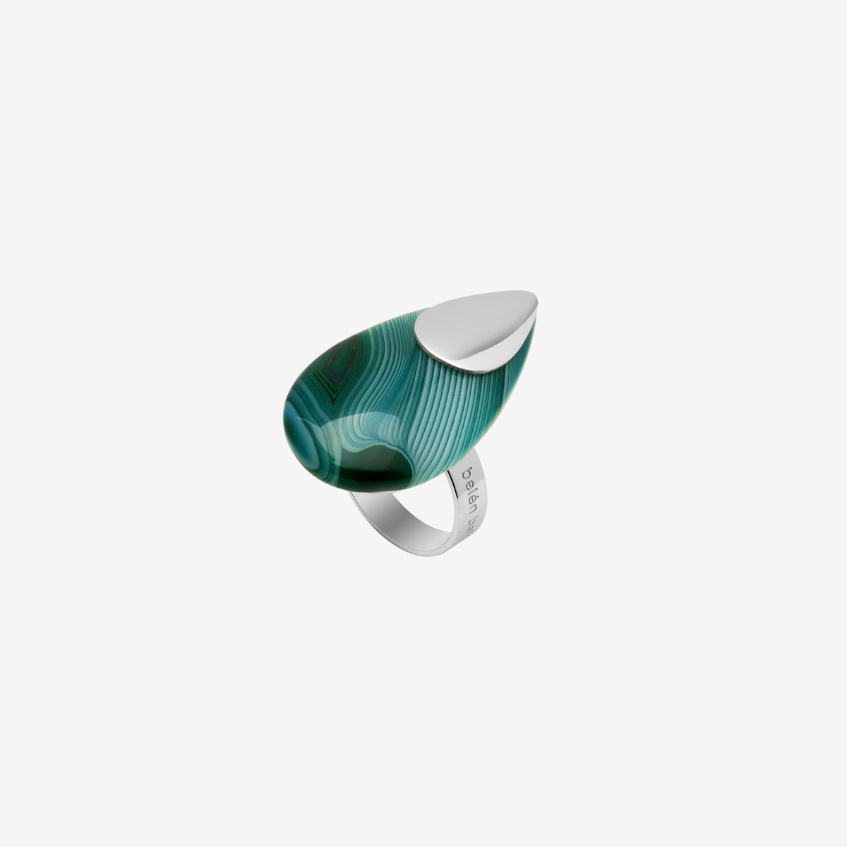 anillo artesanal Adi de plata de ley y ágata bandeada verde diseñado por Belen Bajo
