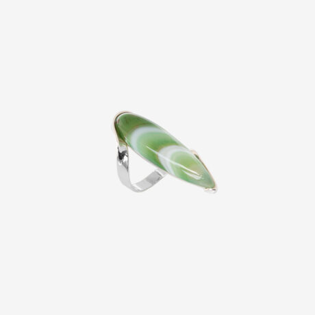 anillo artesanal Tae de plata de ley y ágata bandeada verde diseñado por Belen Bajo