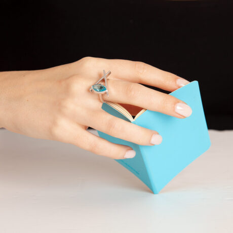 anillo artesanal Kei de plata de ley y circonita azul con una tarjeta diseñado por Belen Bajo