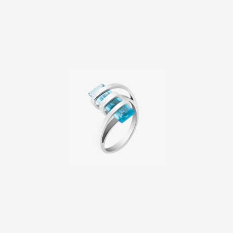 anillo artesanal Mei de plata de ley y circonita azul diseñado por Belen Bajo