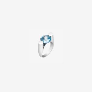 anillo artesanal Ogo de plata de ley y circonita azul diseñado por Belen Bajo
