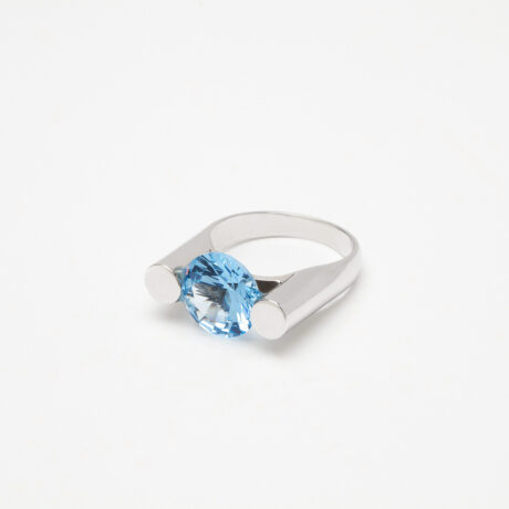 handmade Ogo ring in sterling silver and blue zirconia designed by Belen Bajo