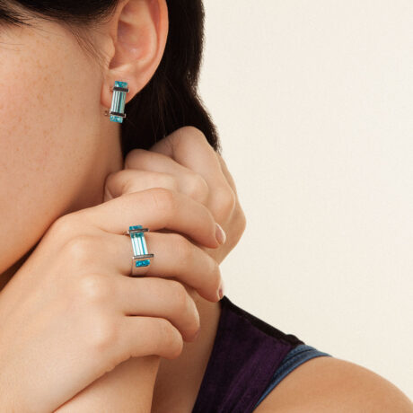 anillo artesanal Ute de plata de ley y circonita azul diseñado por Belen Bajo m1