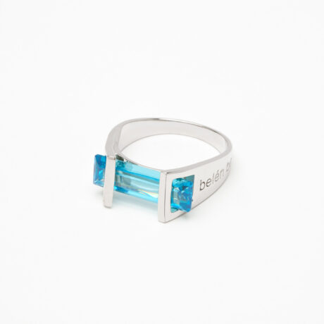 anillo artesanal Ute de plata de ley y circonita azul diseñado por Belen Bajo