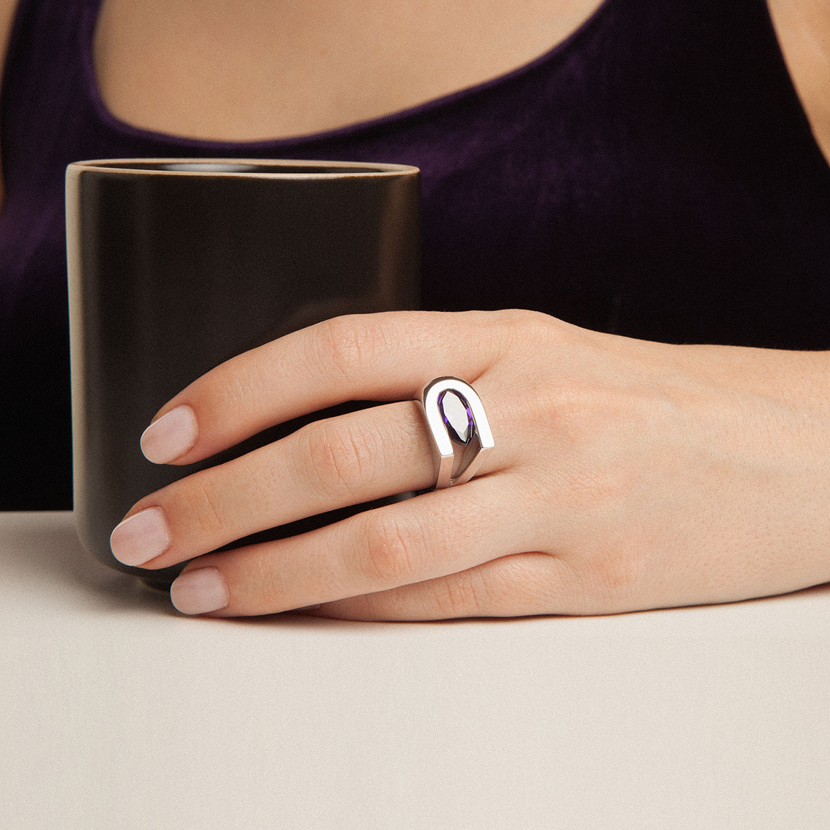 anillo artesanal Afo de plata de ley y circonita púrpura diseñado por Belen Bajo m1