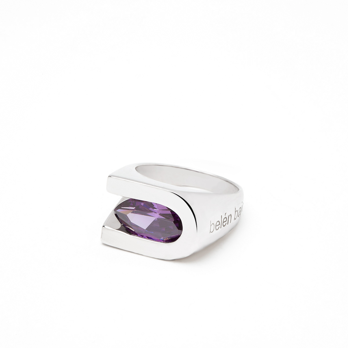 anillo artesanal Afo de plata de ley y circonita violeta posado diseñado por Belen Bajo