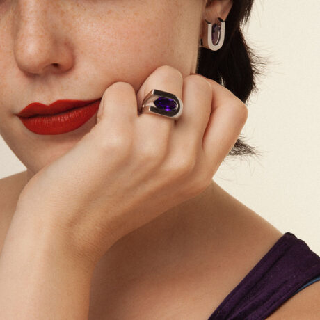 anillo artesanal Afo de plata de ley y circonita púrpura diseñado por Belen Bajo m2