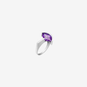 anillo artesanal Jei de plata de ley y circonita violeta diseñado por Belen Bajo