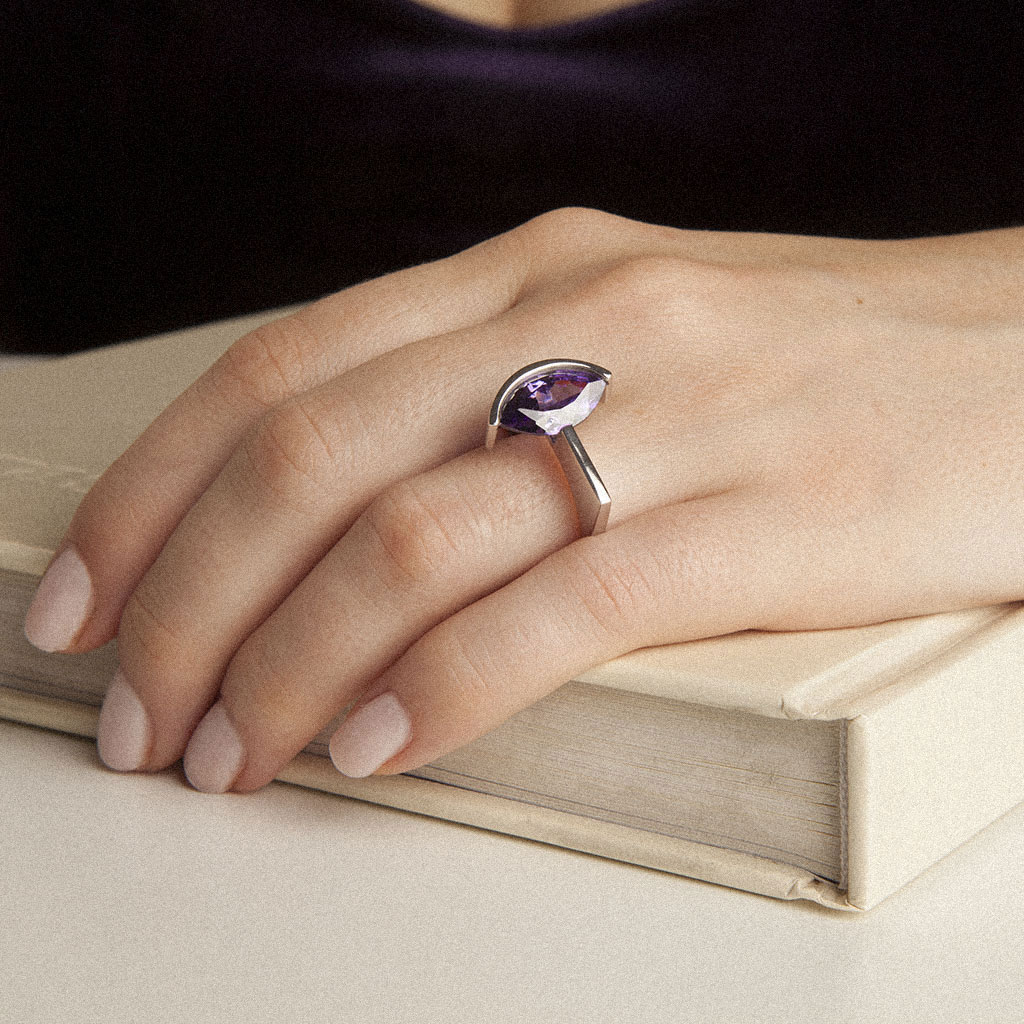anillo artesanal Jei de plata de ley y circonita púrpura diseñado por Belen Bajo m1