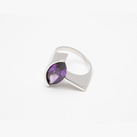 anillo artesanal Jei de plata de ley y circonita violeta 1 diseñado por Belen Bajo