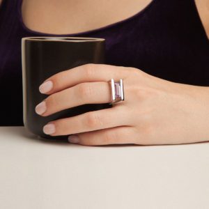 anillo artesanal Uka de plata de ley y circonita violeta diseñado por Belen Bajo m1