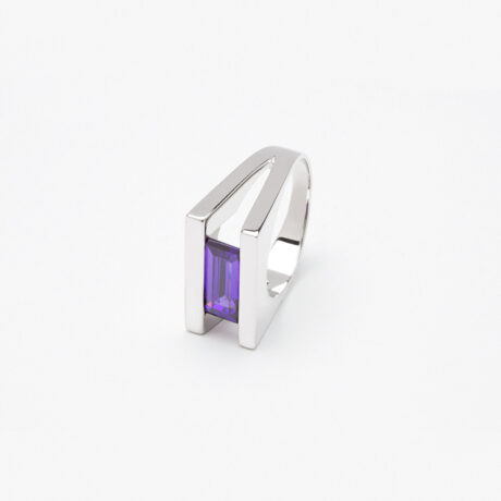 anillo artesanal Uka de plata de ley y circonita púrpura 2 diseñado por Belen Bajo