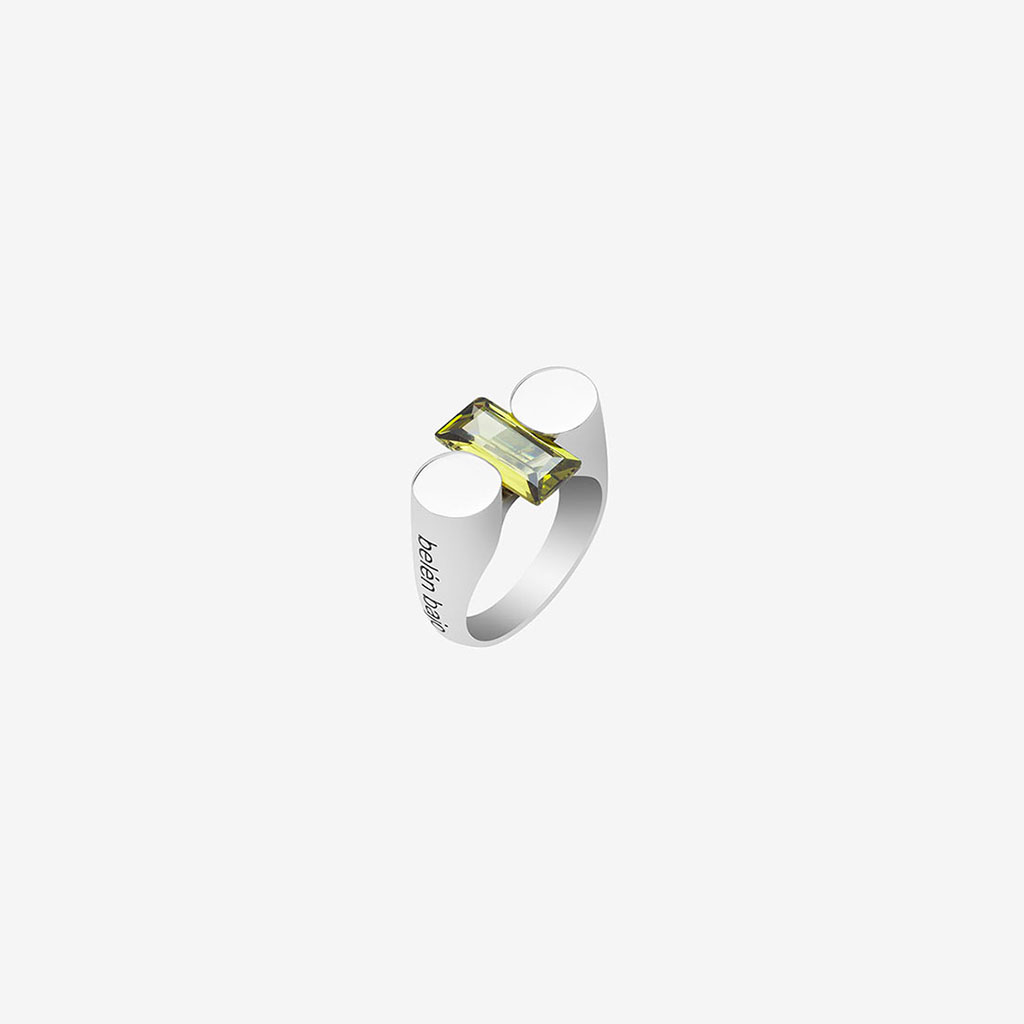 anillo artesanal Iwe de plata de ley y circonita verde diseñado por Belen Bajo