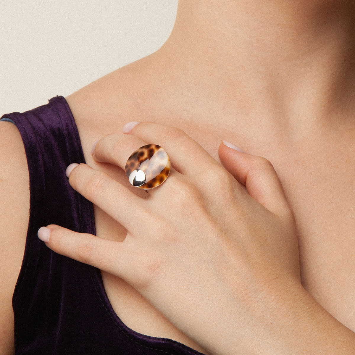 Lys handcrafted ring in sterling silver and shell designed by Belen Bajo m1