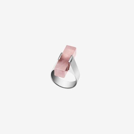 anillo artesanal Ian de plata de ley y cuarzo rosa diseñado por Belen Bajo