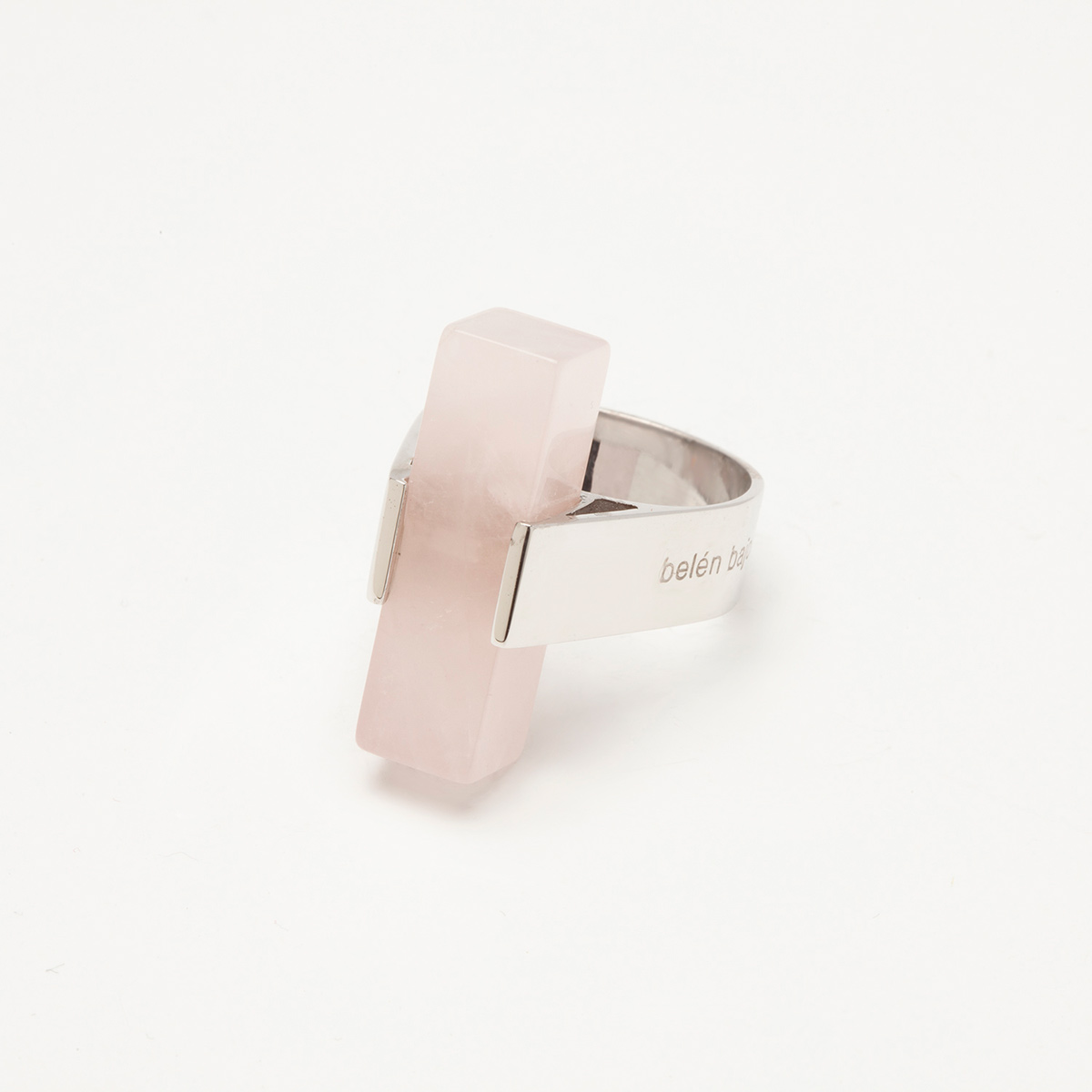 anillo artesanal Ian de plata de ley y cuarzo rosa 1 diseñado por Belen Bajo